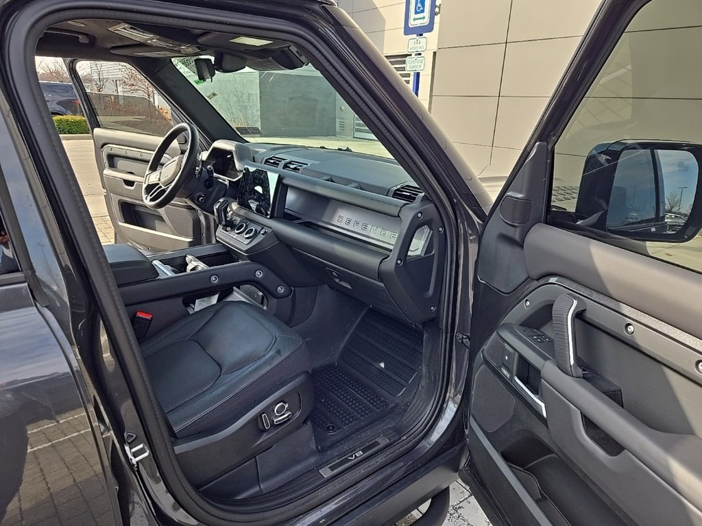 Certified 2025 Land Rover Defender 130 V8 image 20