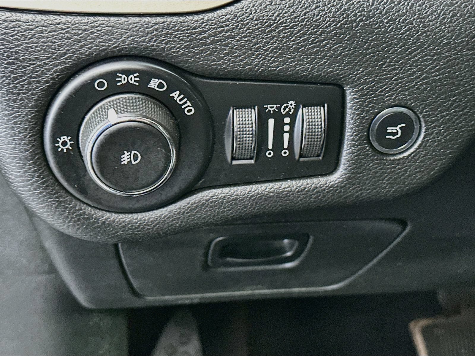 Used 2018 Jeep Cherokee Limited AWD/4WD image 10
