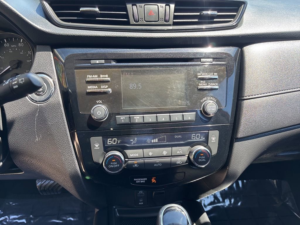 Used 2017 Nissan Rogue SV image 32