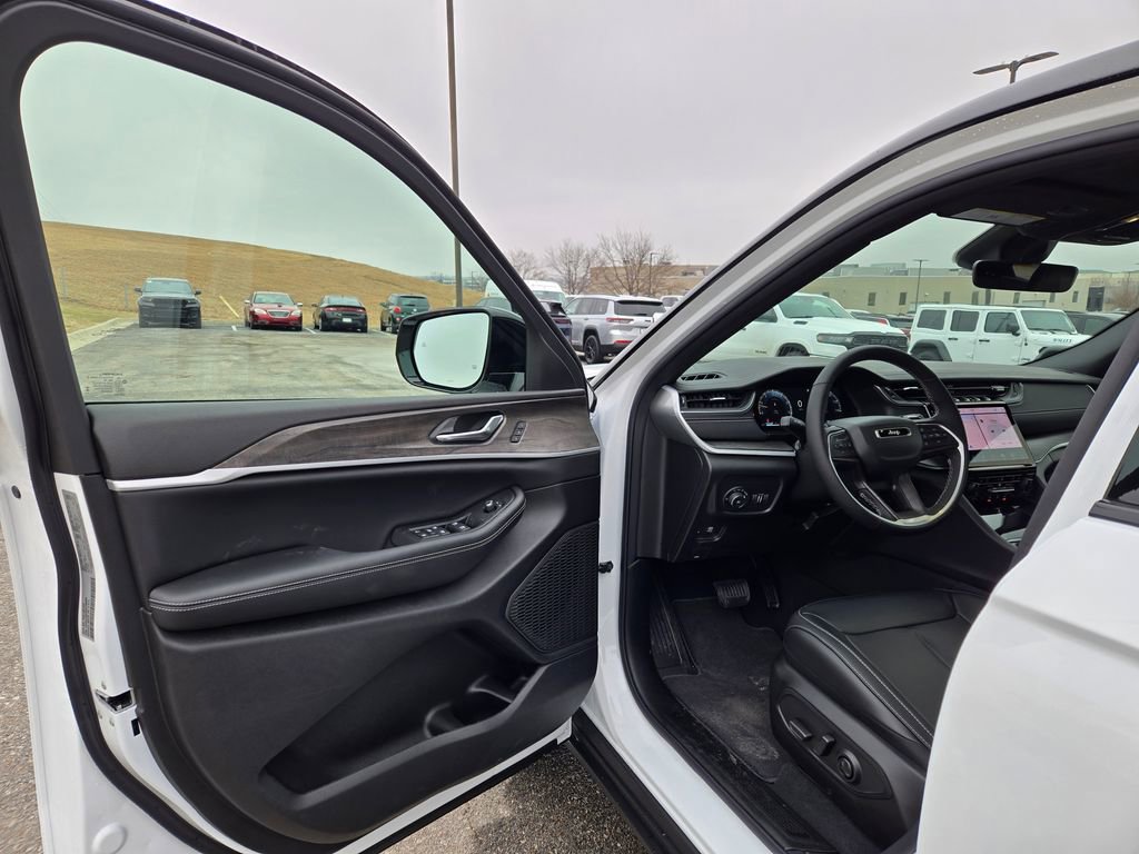 New 2025 Jeep Grand Cherokee Limited image 9