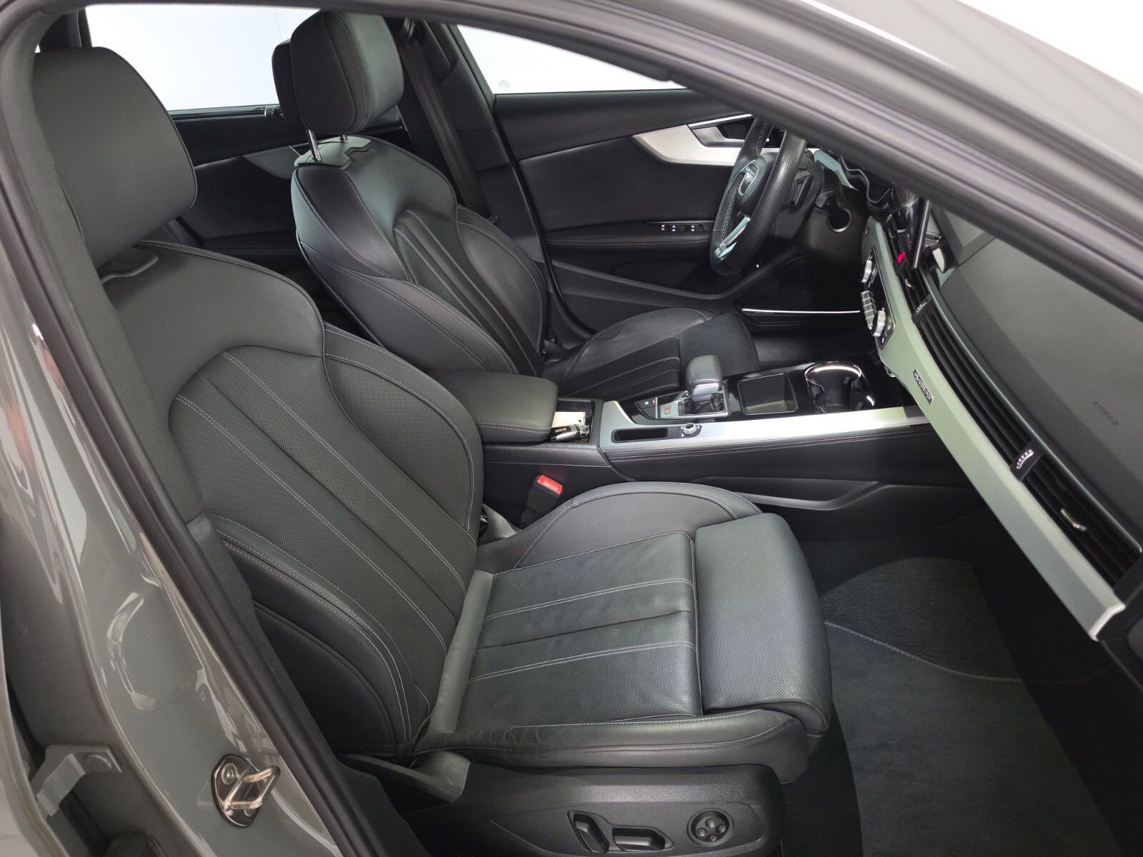 Used 2021 Audi S4 Premium Plus w/ Premium Plus Package image 24