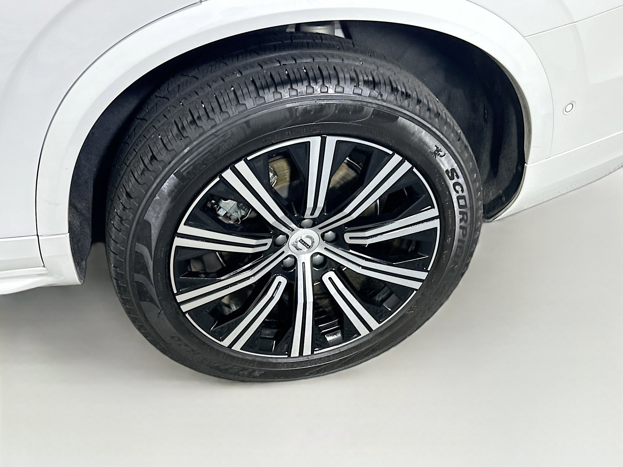 Used 2024 Volvo XC90 B5 Plus image 11