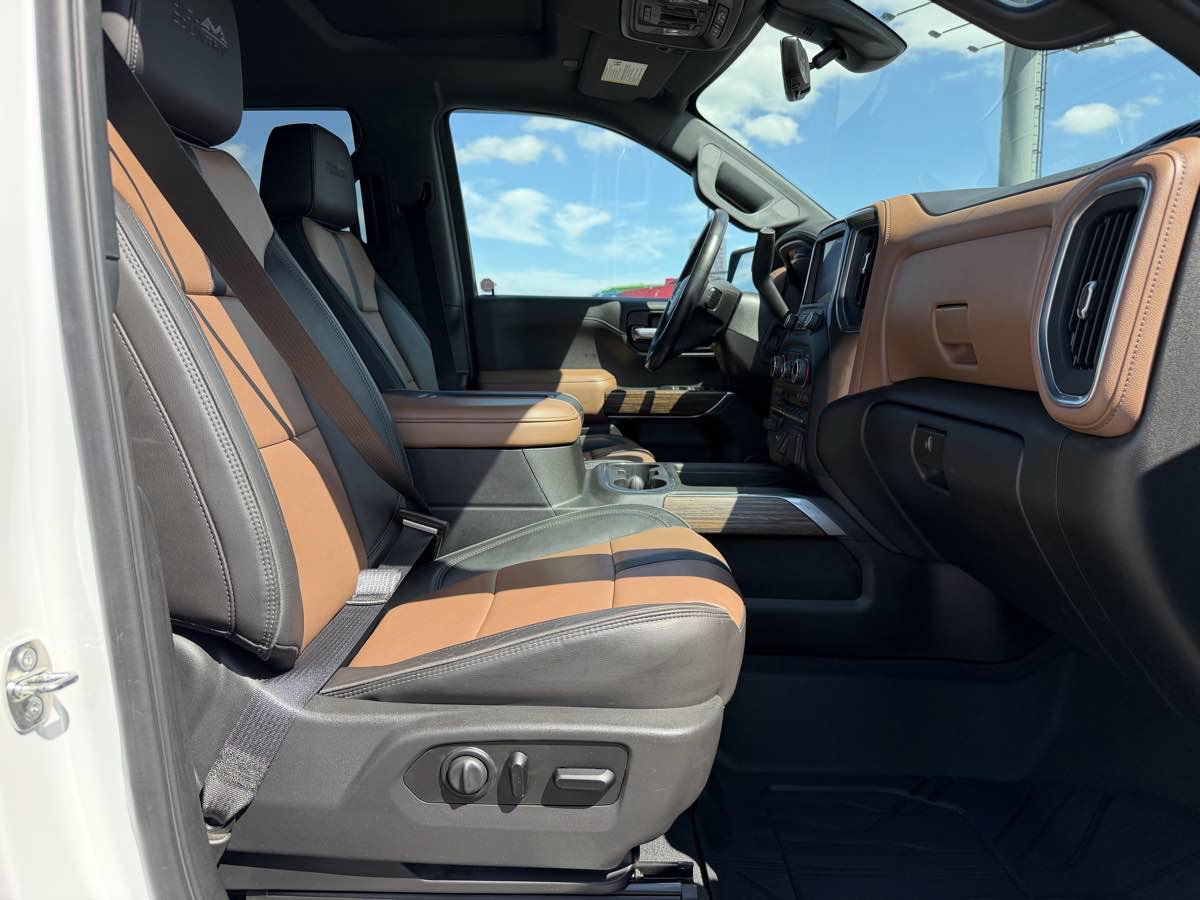 Used 2019 Chevrolet Silverado 1500 High Country w/ Technology Package AWD/4WD image 13
