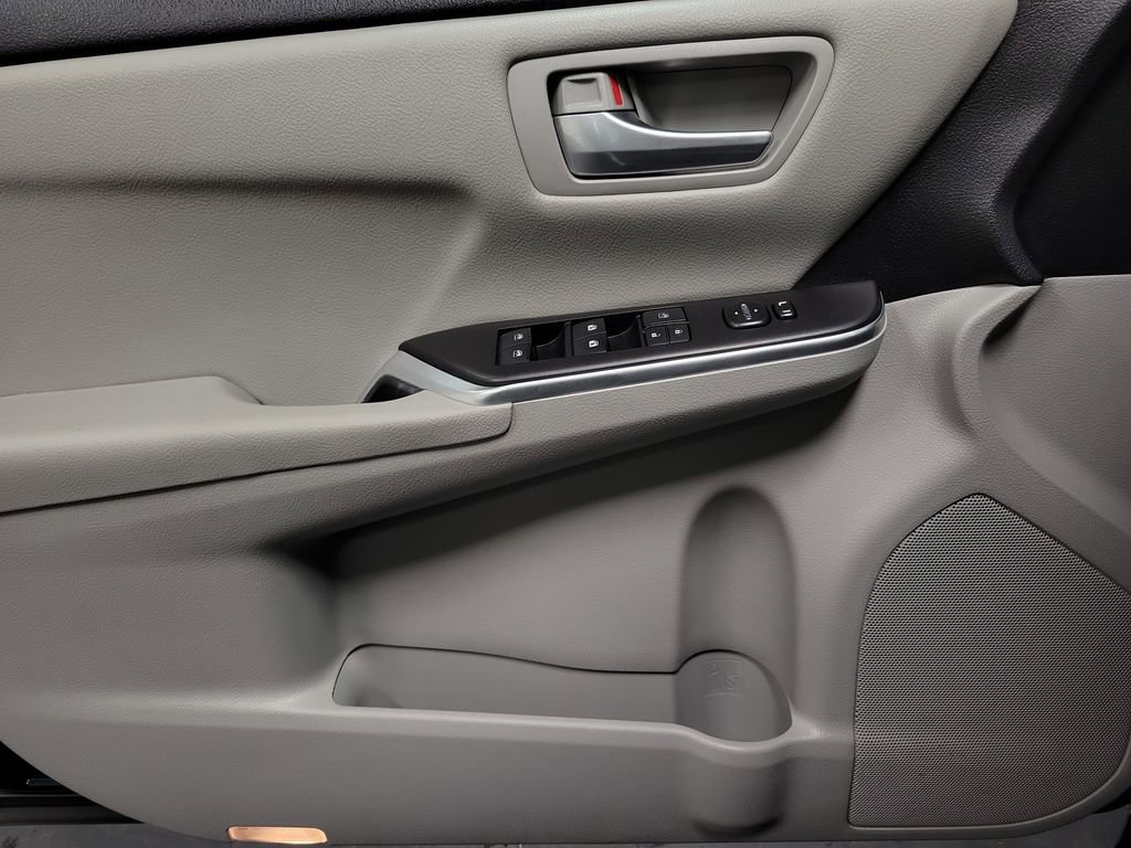 Used 2016 Toyota Camry SE image 19