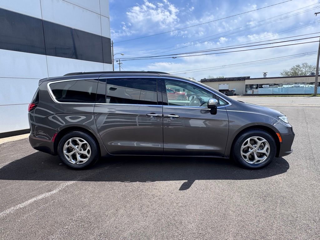 Used 2023 Chrysler Pacifica Limited FWD image 8