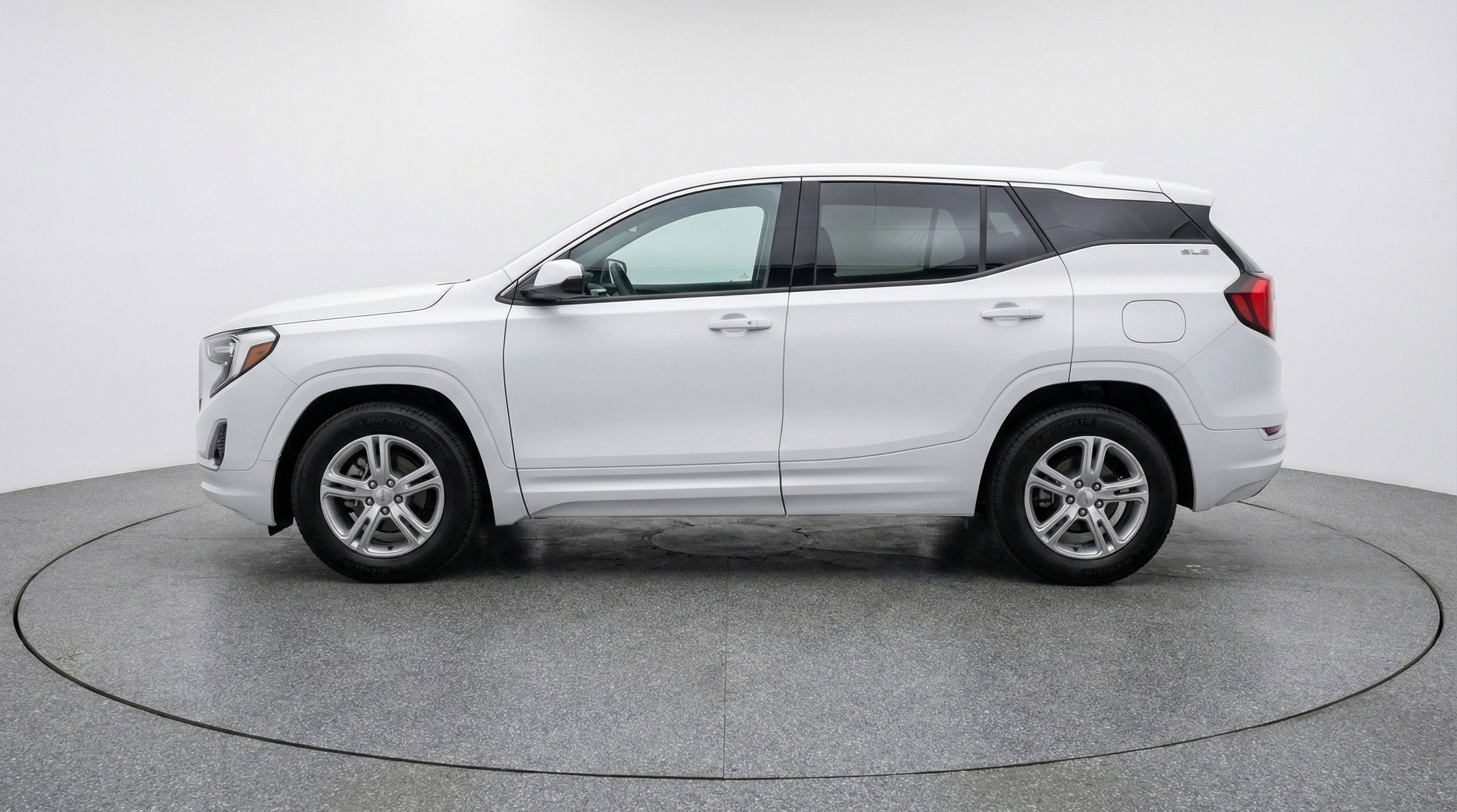 Used 2024 GMC Terrain SLE FWD image 5