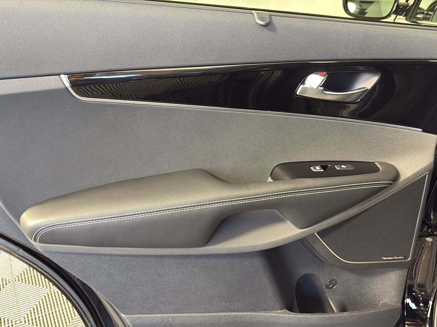 Used 2019 Kia Sorento SX image 47