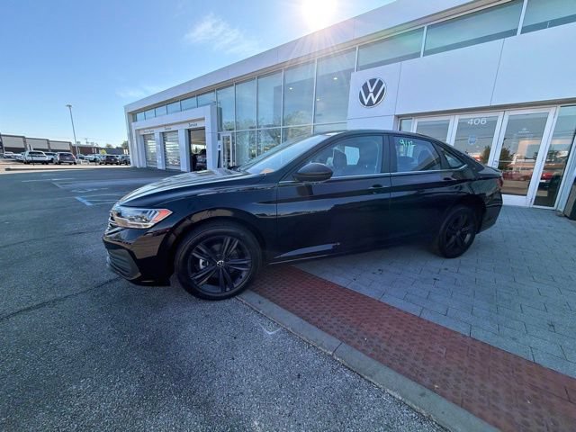 Used 2023 Volkswagen Jetta SE w/ Panoramic Sunroof Package FWD image 5