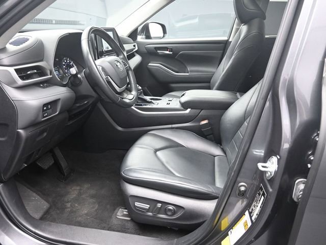 Used 2024 Toyota Highlander XLE FWD image 17