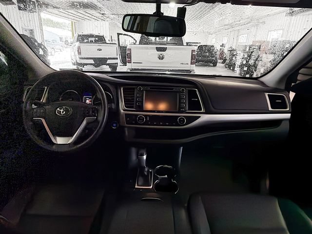 Used 2016 Toyota Highlander XLE AWD/4WD image 10