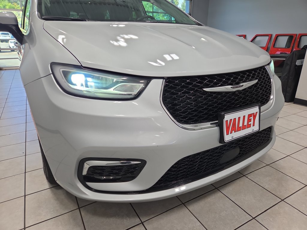 Used 2023 Chrysler Pacifica Touring-L FWD image 20