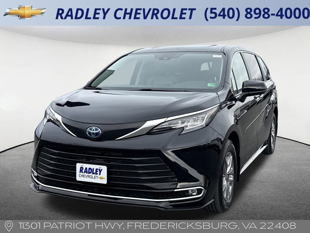 Used 2023 Toyota Sienna XLE image 1
