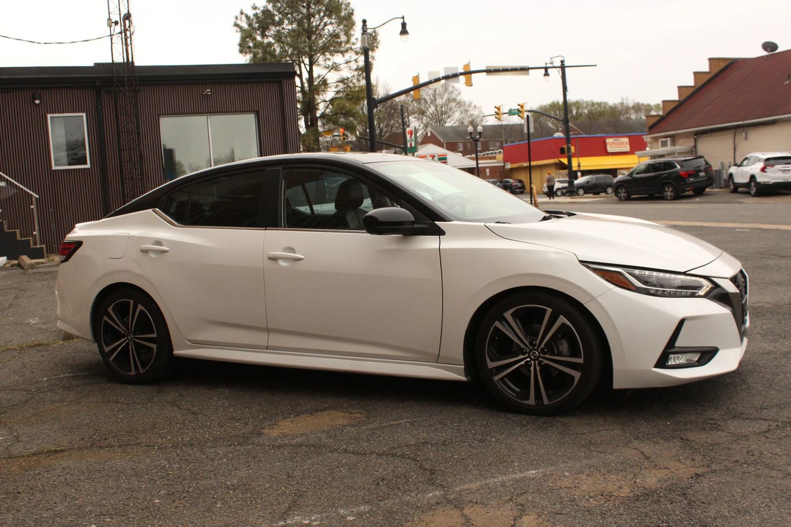 Used 2021 Nissan Sentra SR w/ SR Premium Package FWD image 4
