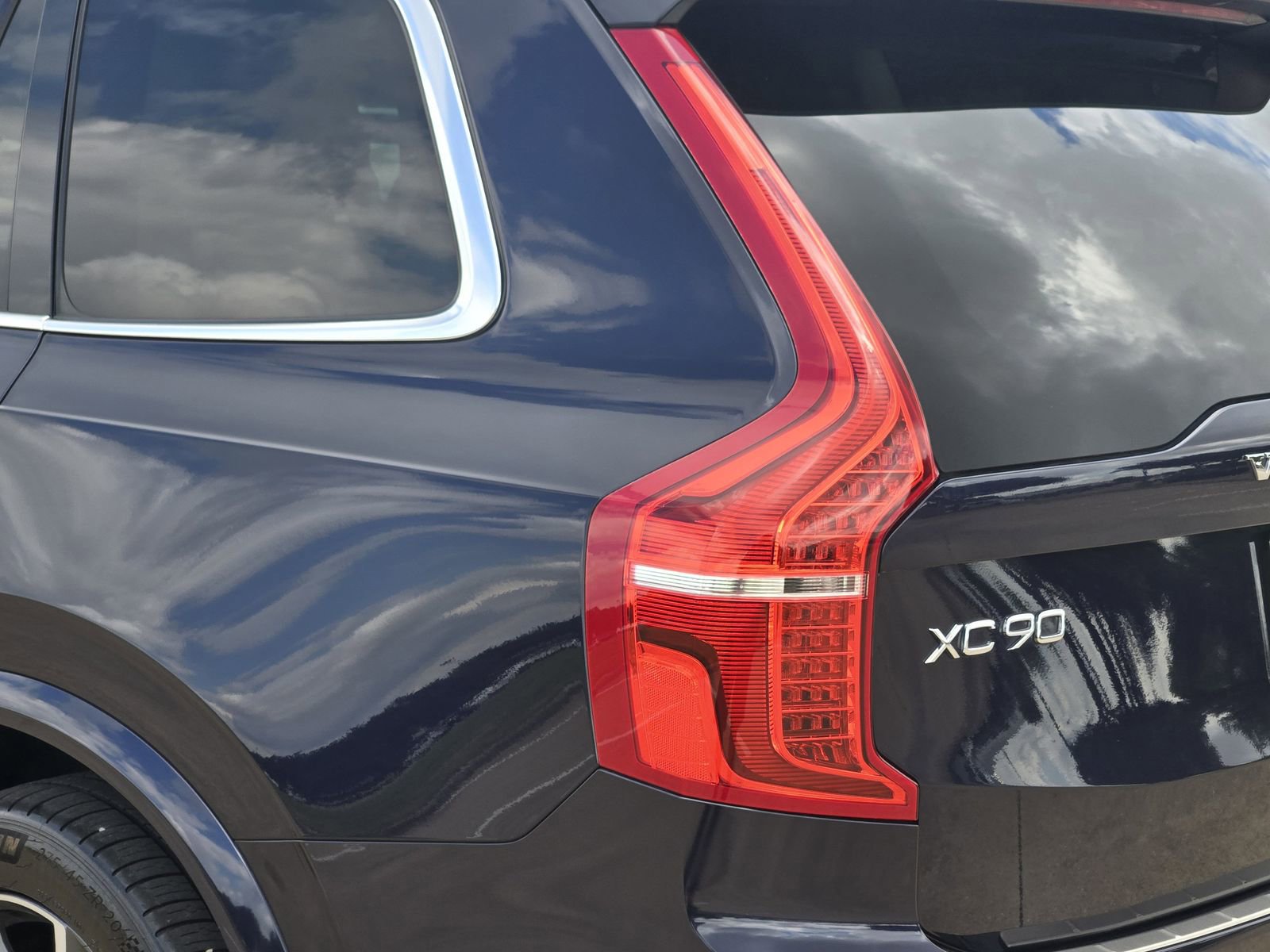 Used 2016 Volvo XC90 T6 Momentum w/ Momentum Plus Package AWD/4WD image 14