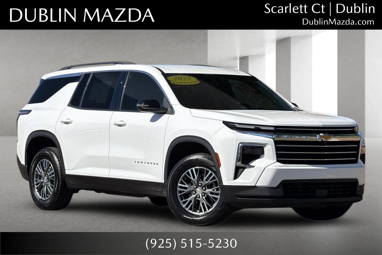 Used 2025 Chevrolet Traverse LT FWD image 1