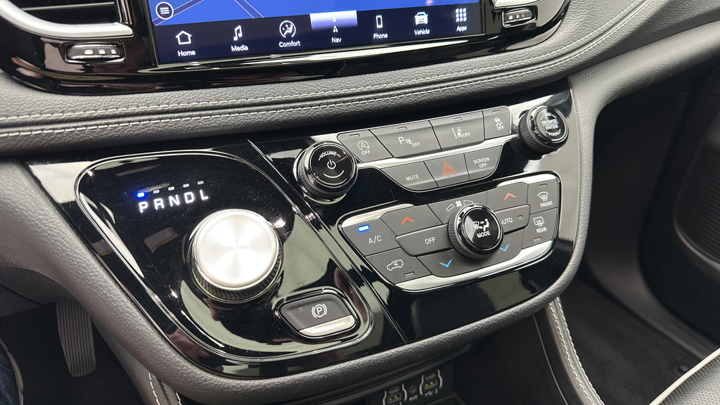 Used 2025 Chrysler Pacifica Limited FWD image 20