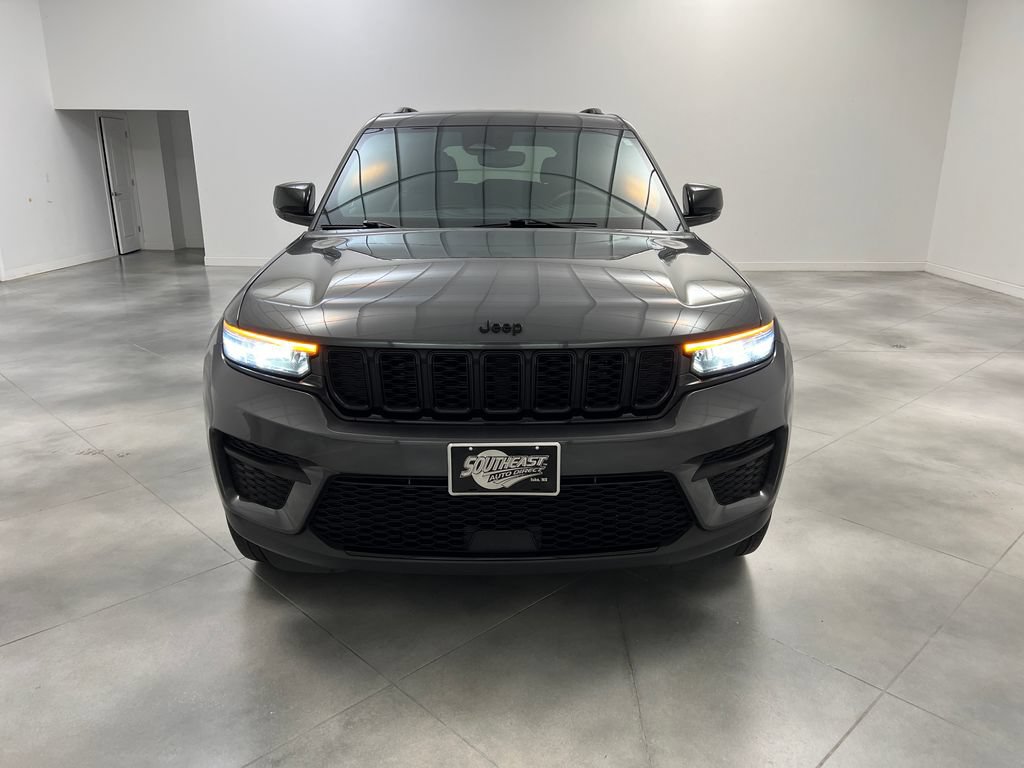 Used 2024 Jeep Grand Cherokee Altitude RWD image 3