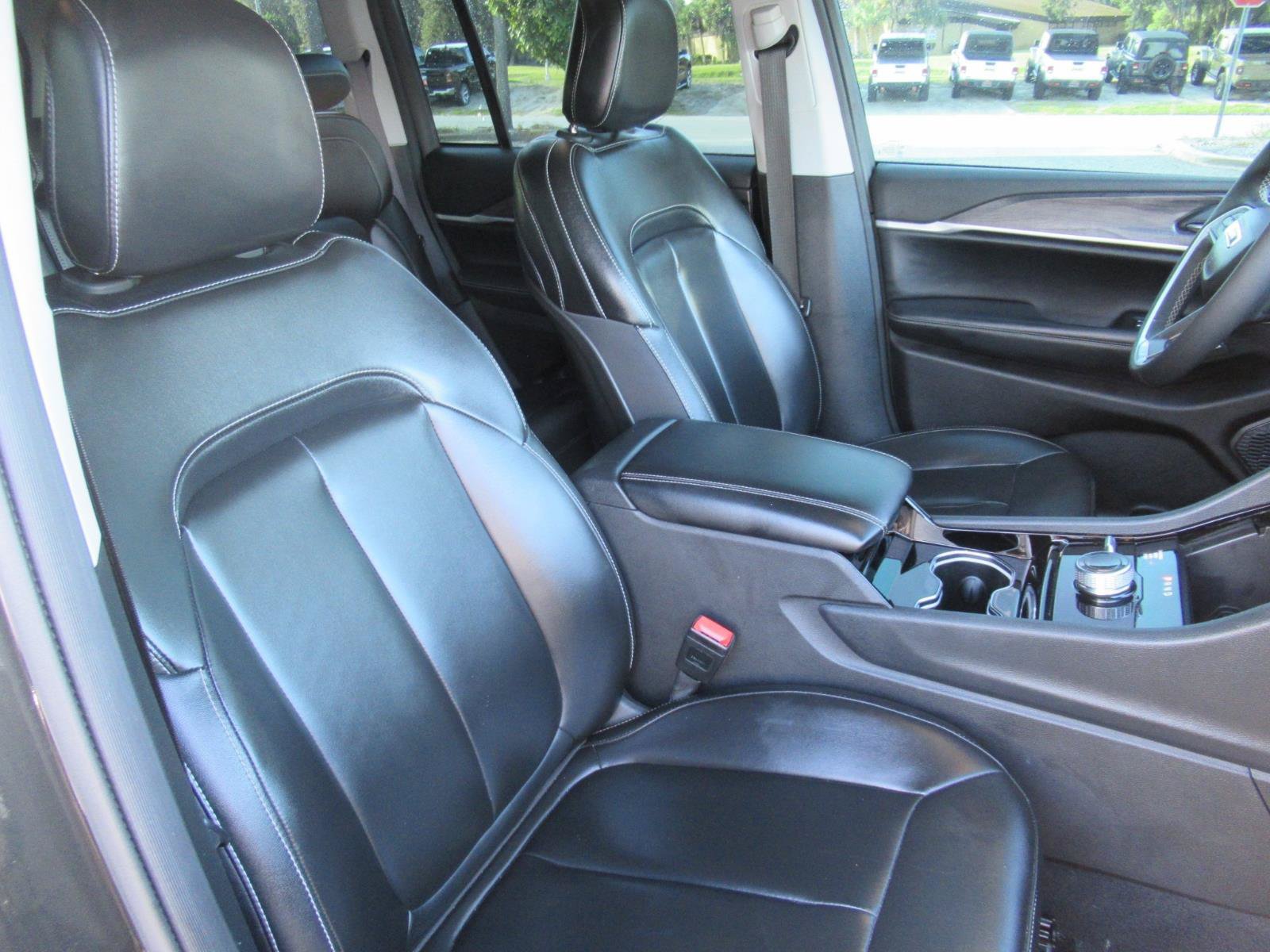 Used 2023 Jeep Grand Cherokee Limited AWD/4WD image 9