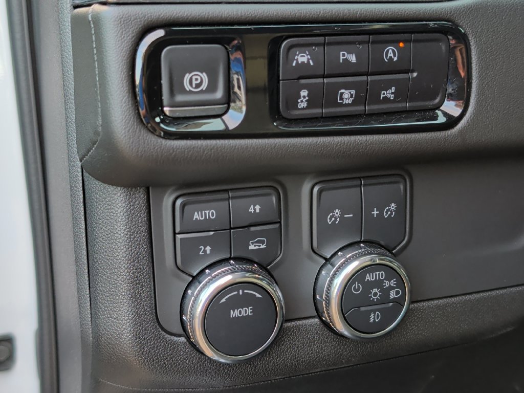 Used 2025 GMC Yukon Denali AWD/4WD image 14
