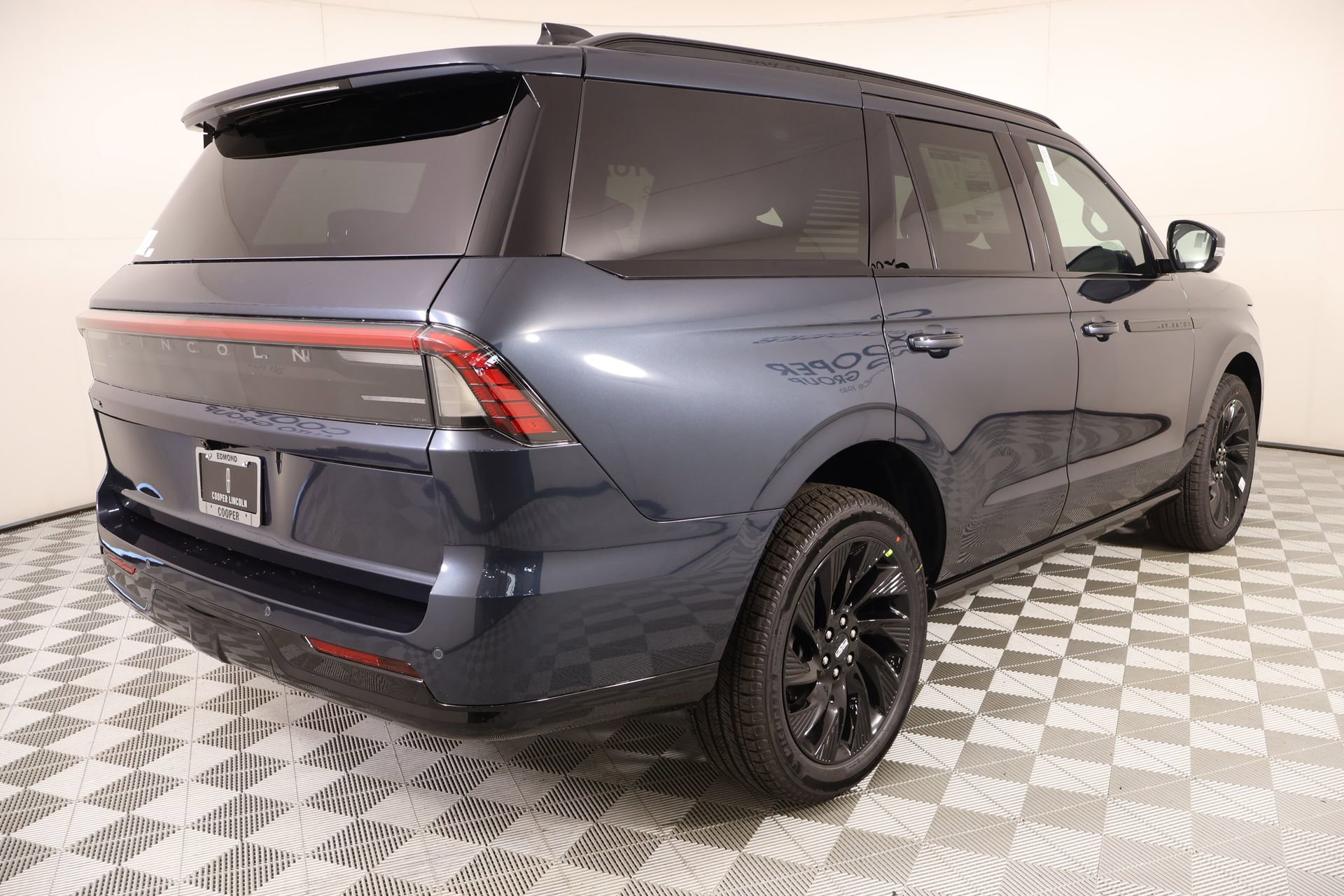 New 2026 Lincoln Navigator Reserve w/ Jet Appearance Package image 22