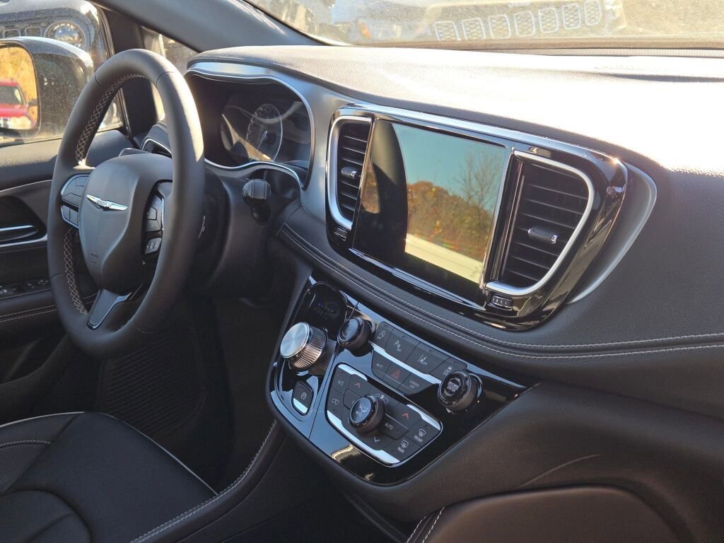 New 2026 Chrysler Pacifica Limited w/ S Appearance Package image 9