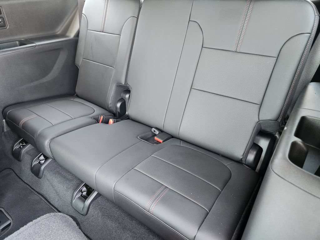Certified 2023 Chevrolet Traverse RS FWD image 30