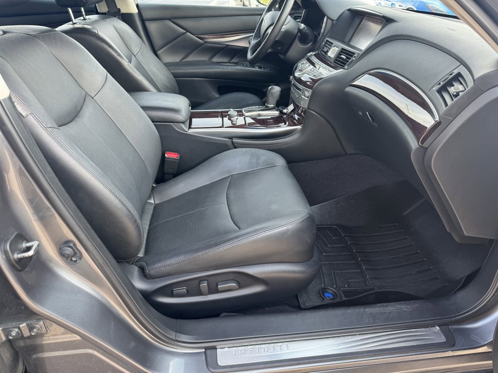 Used 2018 INFINITI Q70 Luxe image 16