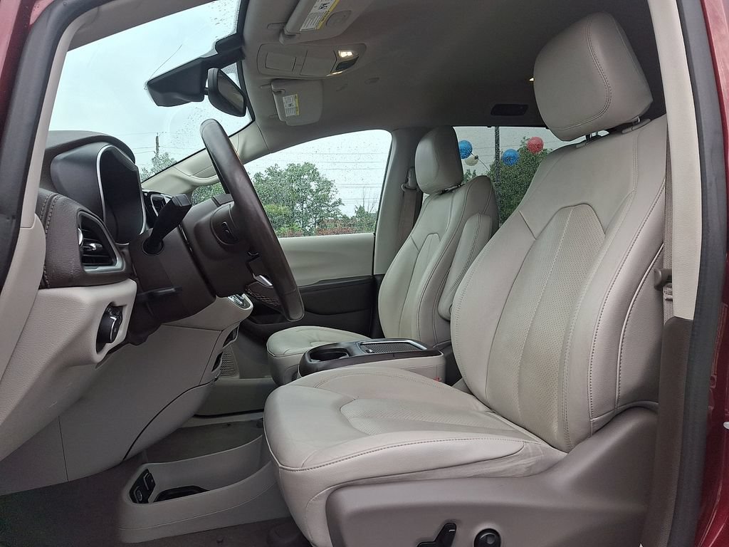 Used 2021 Chrysler Pacifica Touring-L FWD image 13
