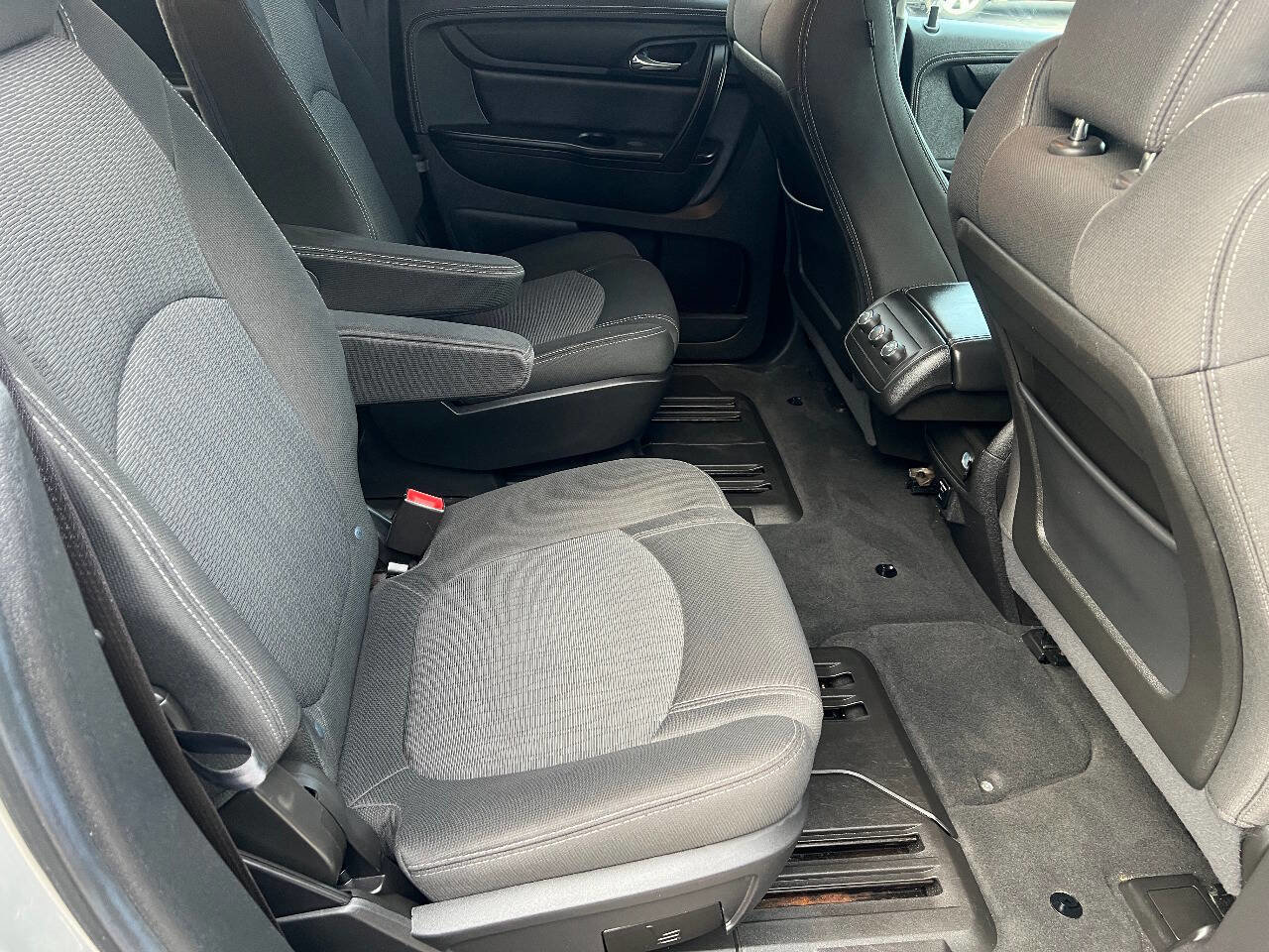 Used 2015 Chevrolet Traverse LT image 25