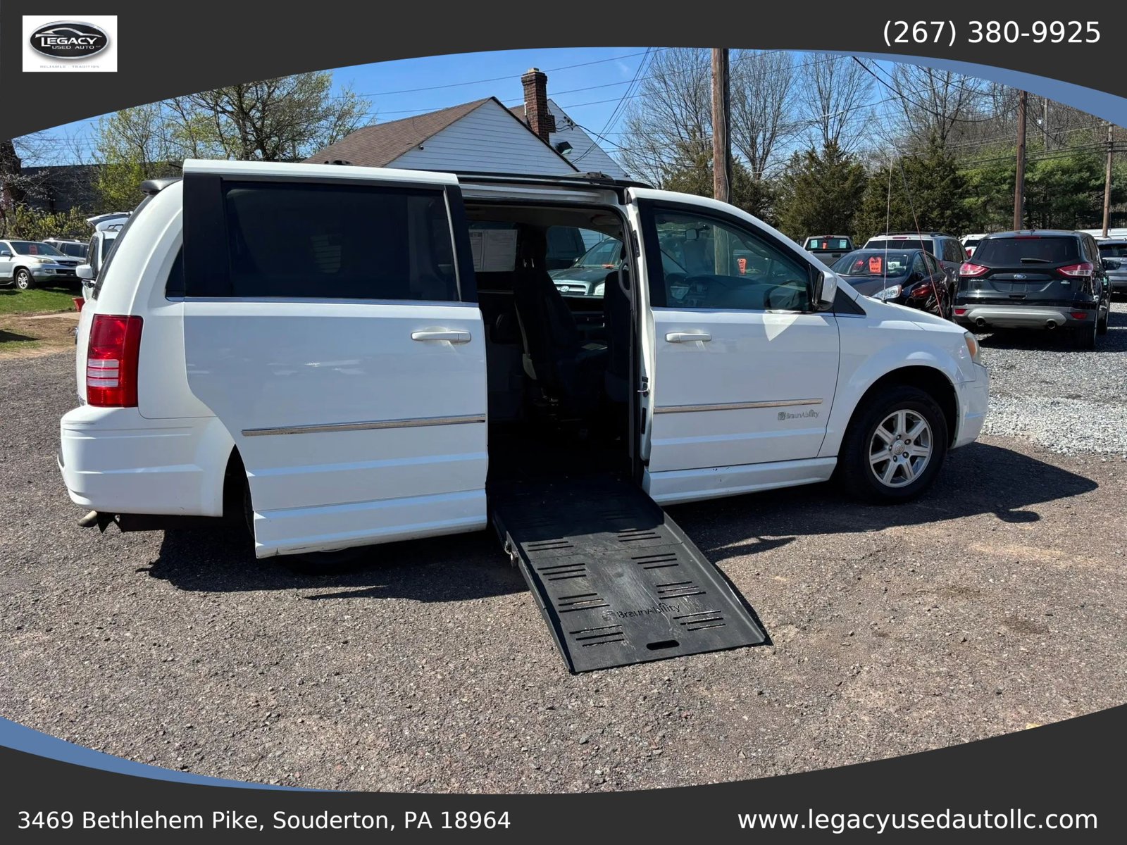 Used 2010 Chrysler Town & Country Touring FWD image 4