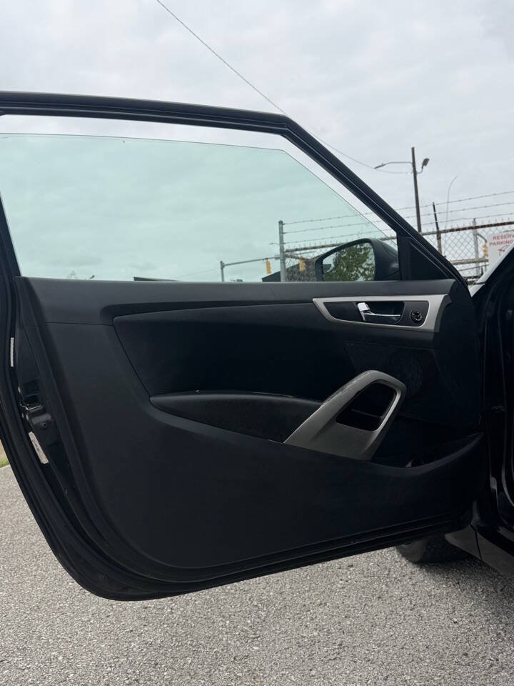 Used 2017 Hyundai Veloster FWD image 16
