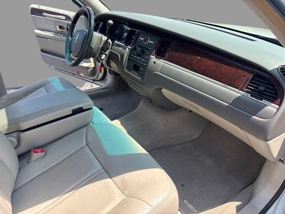 Used 2006 Lincoln Town Car Signature Limited RWD image 2