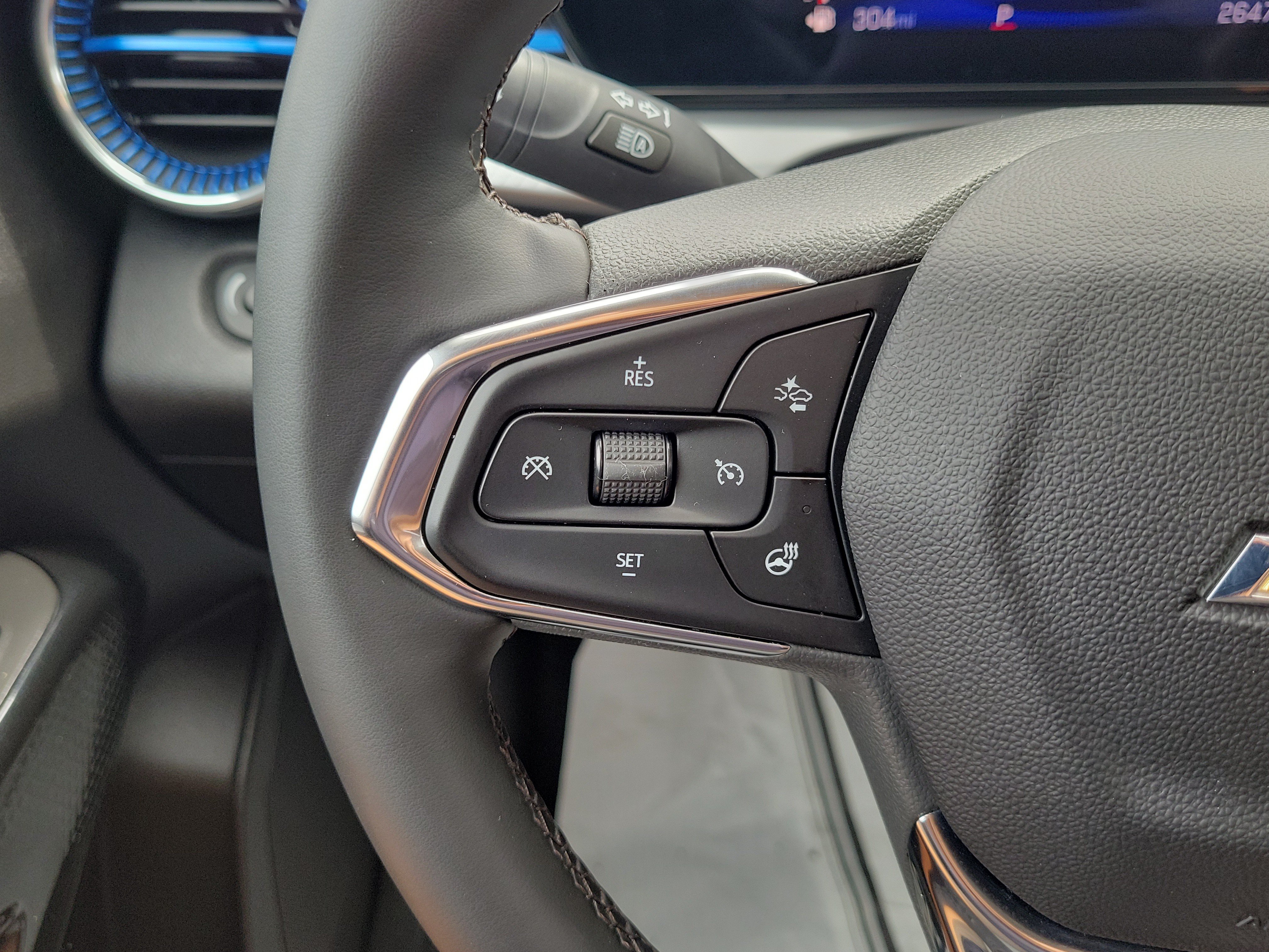 Used 2025 Chevrolet Trax LT w/ LT Convenience Package FWD image 23