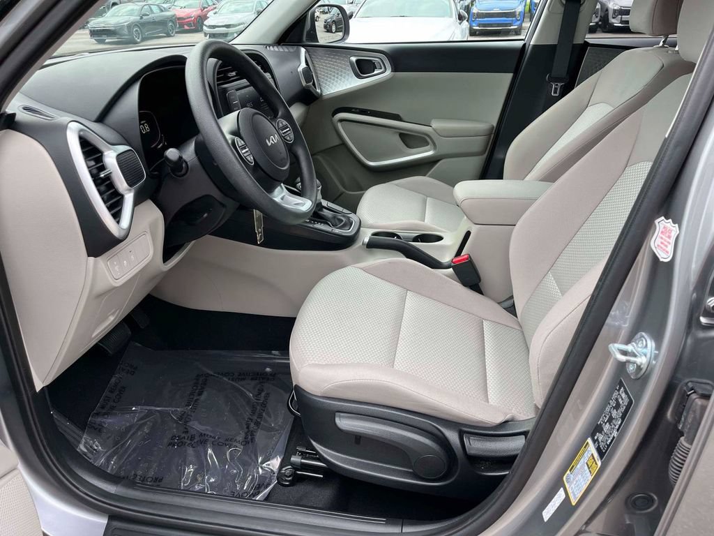 Used 2025 Kia Soul LX w/ LX Technology Package FWD image 15