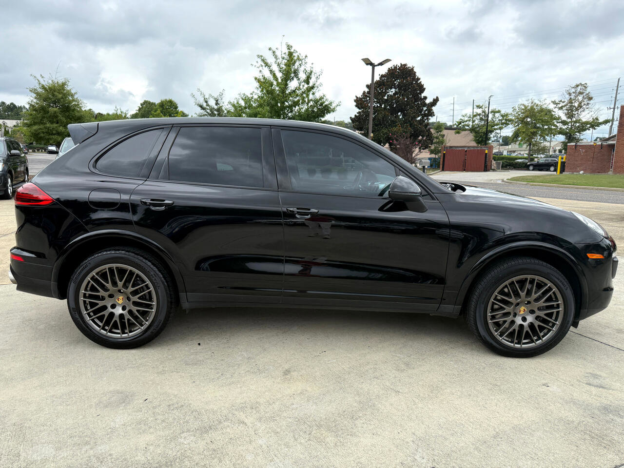 Used 2017 Porsche Cayenne Platinum Edition image 6