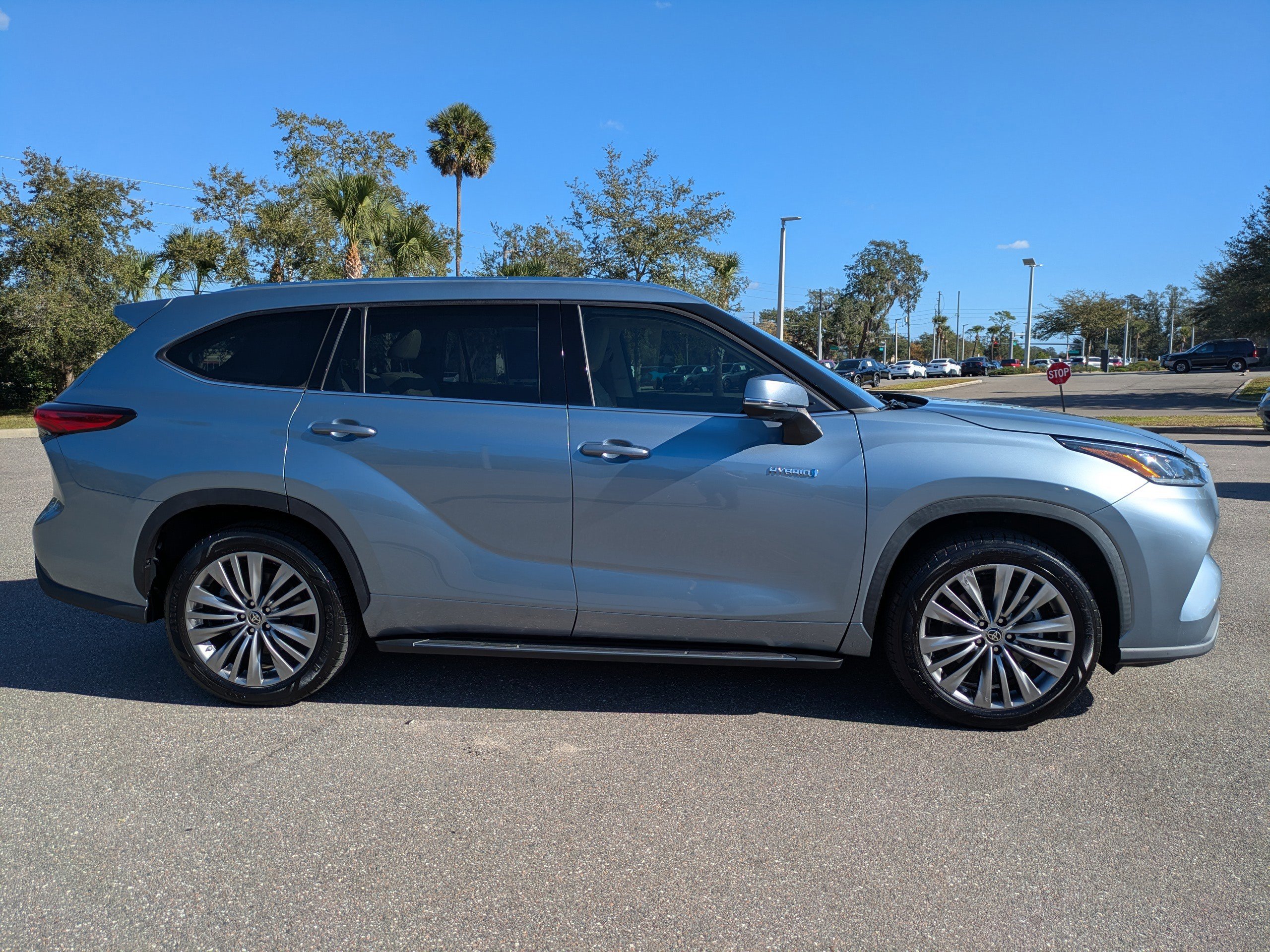 Used 2021 Toyota Highlander Platinum image 3
