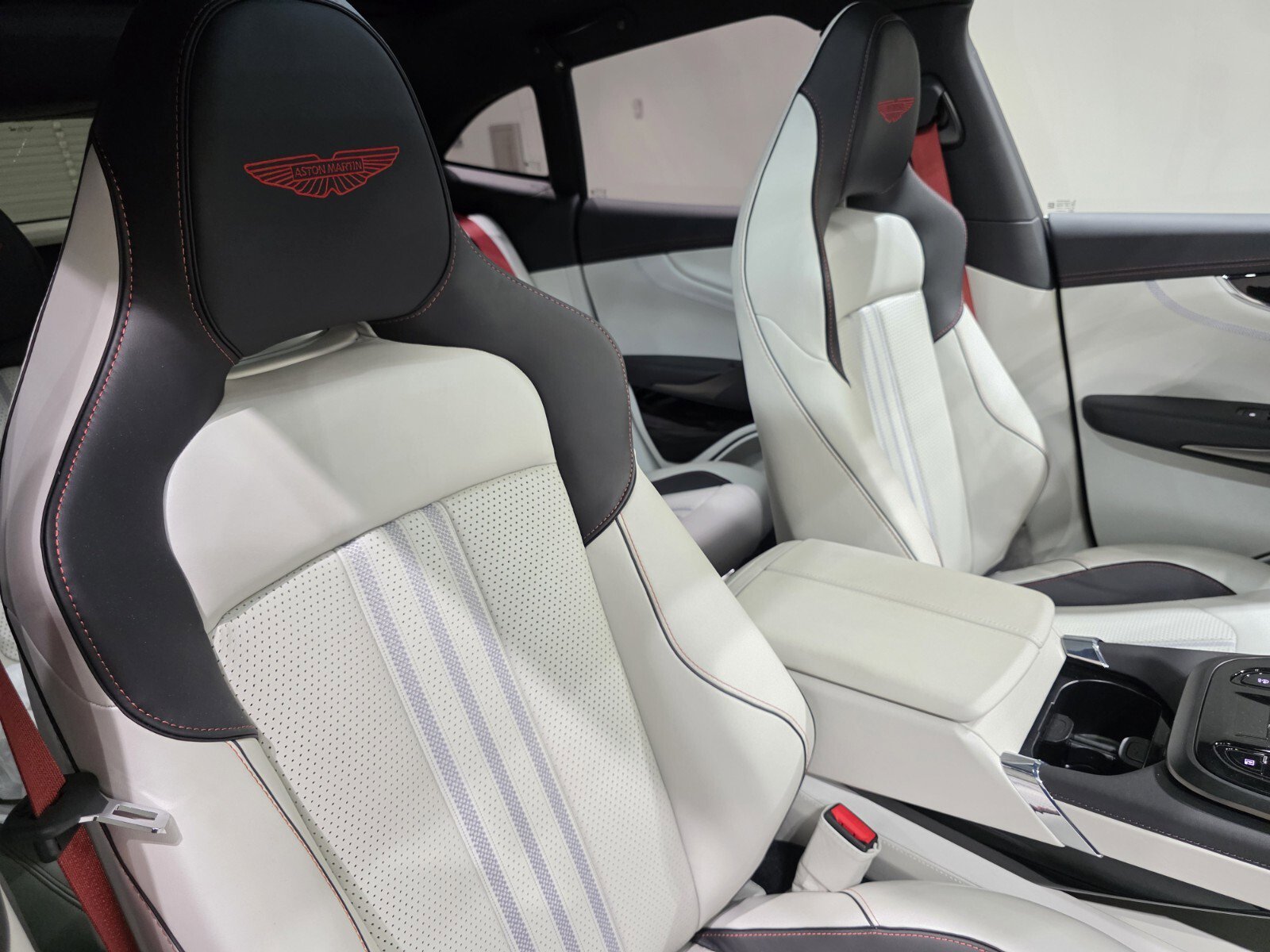 New 2025 Aston Martin DBX 707 image 30