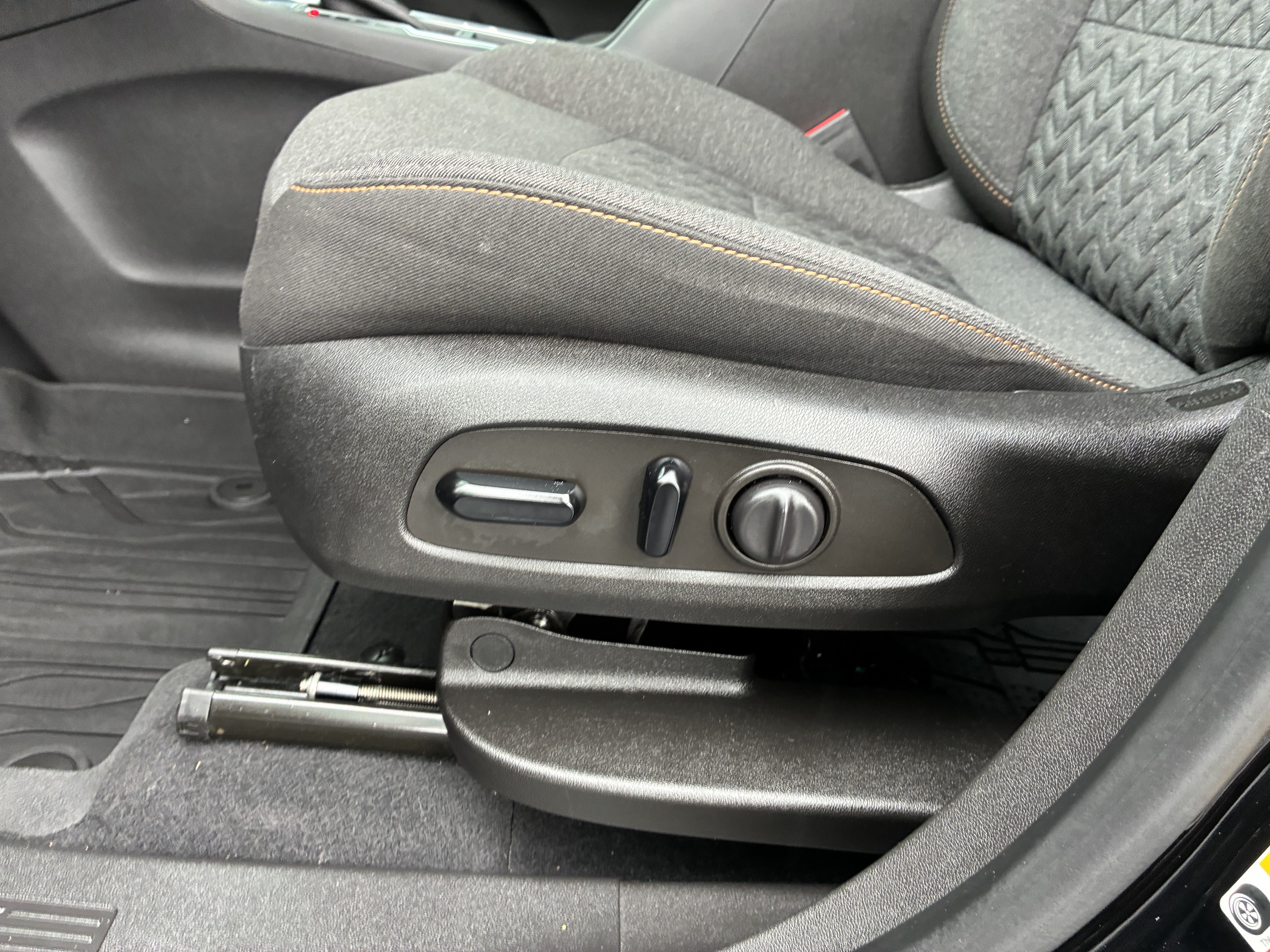 Used 2022 Chevrolet Equinox LT w/ LPO, Floor Liner Package FWD image 26