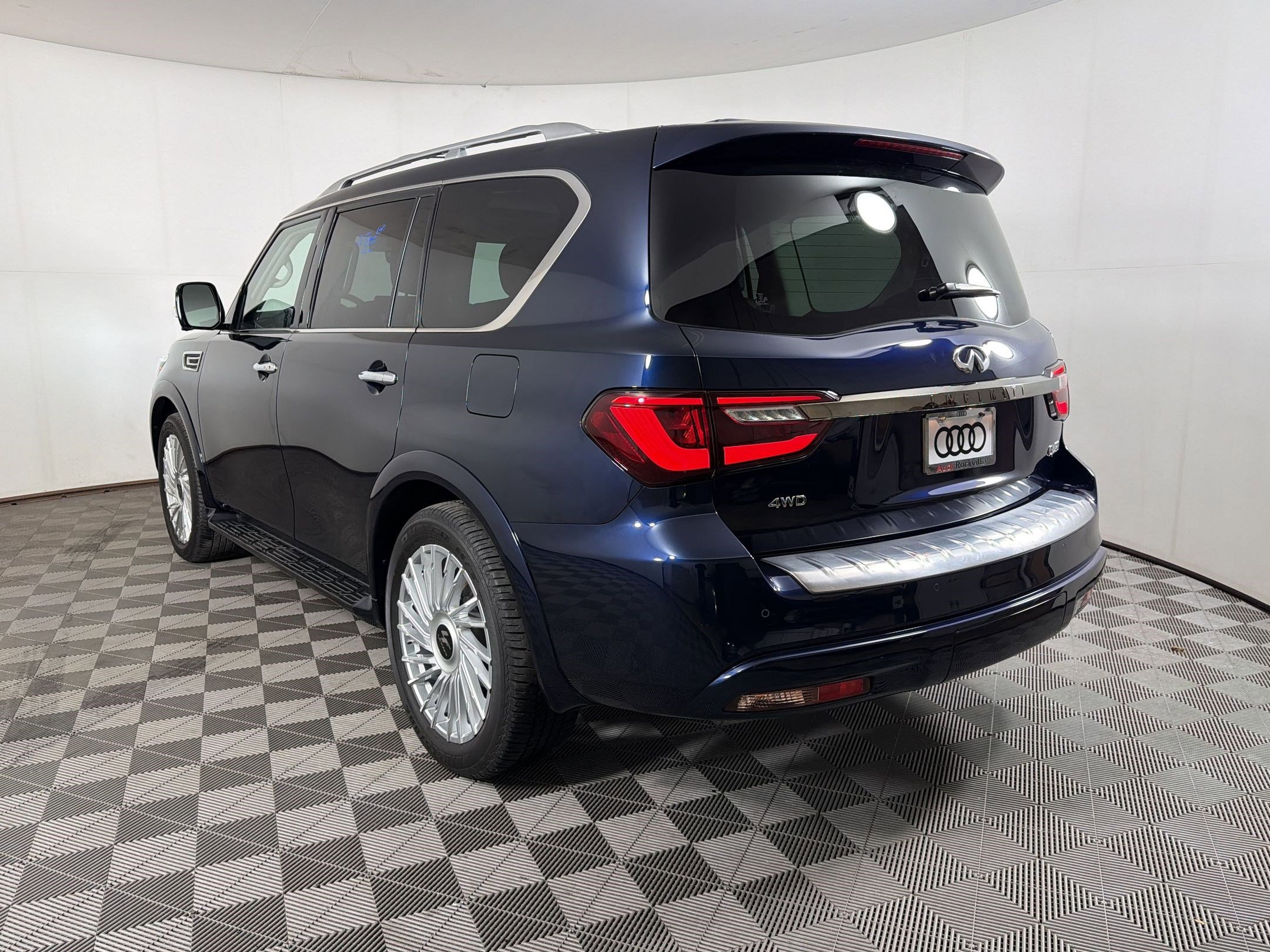 Used 2023 INFINITI QX80 Premium Select w/ Cargo Package AWD/4WD image 3