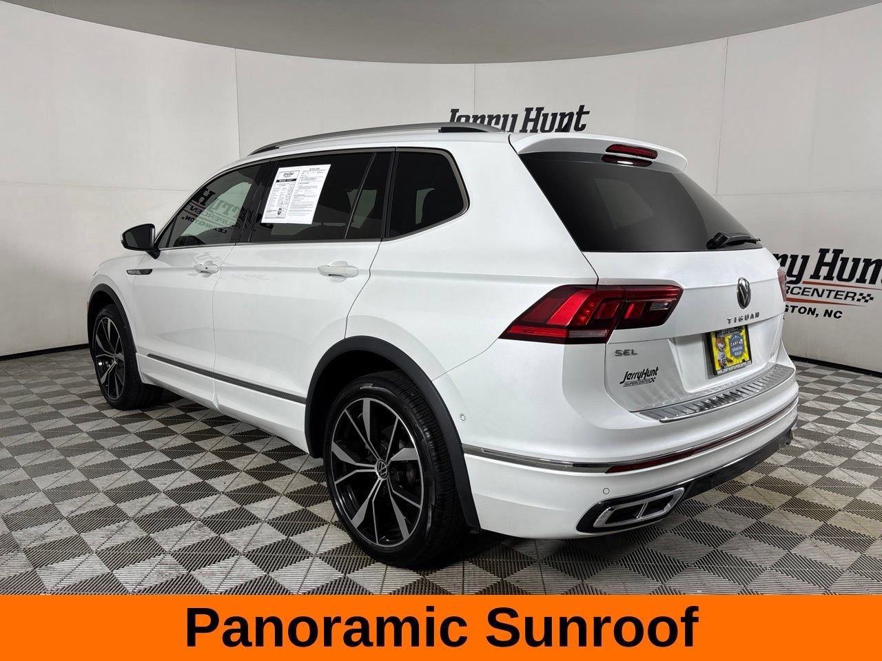 Used 2024 Volkswagen Tiguan SEL R-Line AWD/4WD image 8