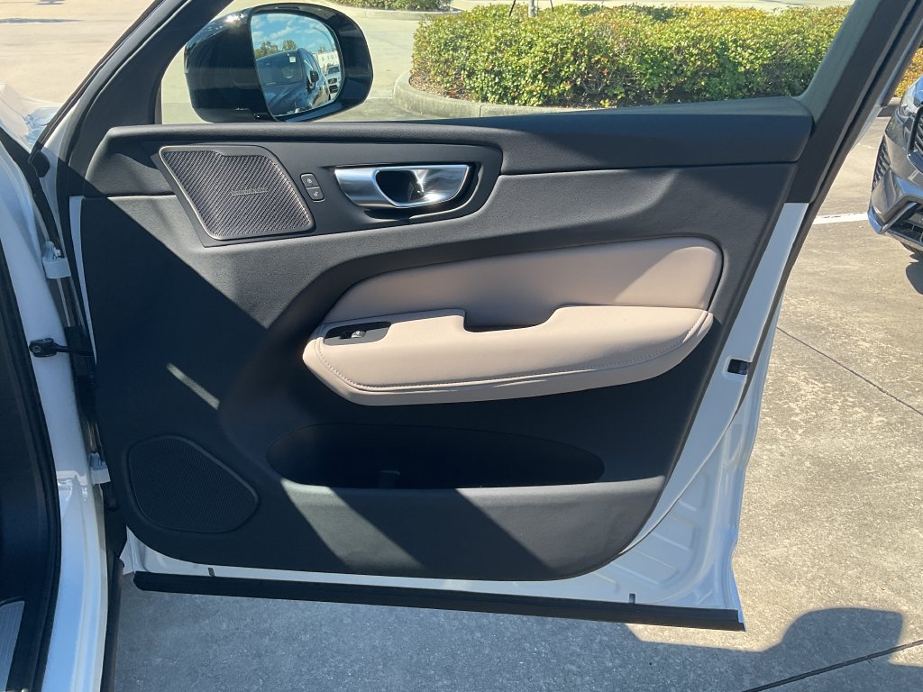New 2027 Volvo XC60 B5 Plus AWD/4WD image 17