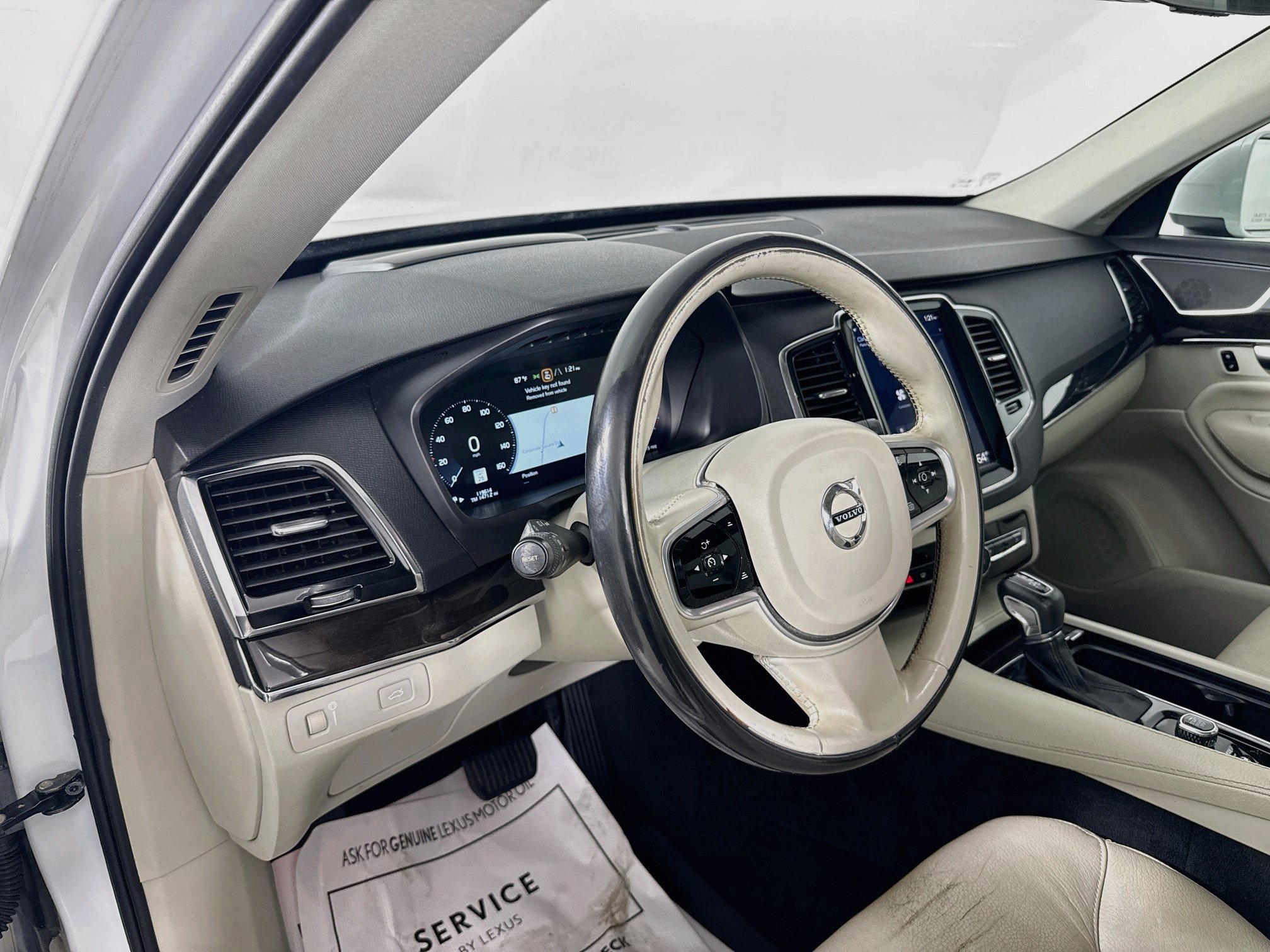 Used 2018 Volvo XC90 T6 Momentum w/ Convenience Package AWD/4WD image 9