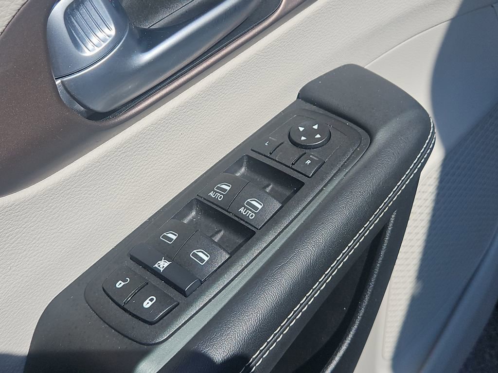 Used 2024 Chrysler Voyager LX image 17