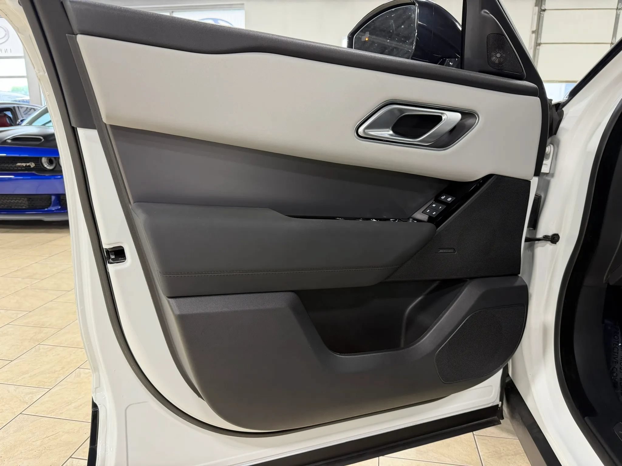 Used 2025 Land Rover Range Rover Velar Dynamic SE AWD/4WD image 39