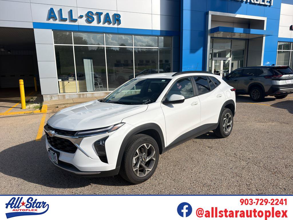 Used 2025 Chevrolet Trax LT FWD image 1