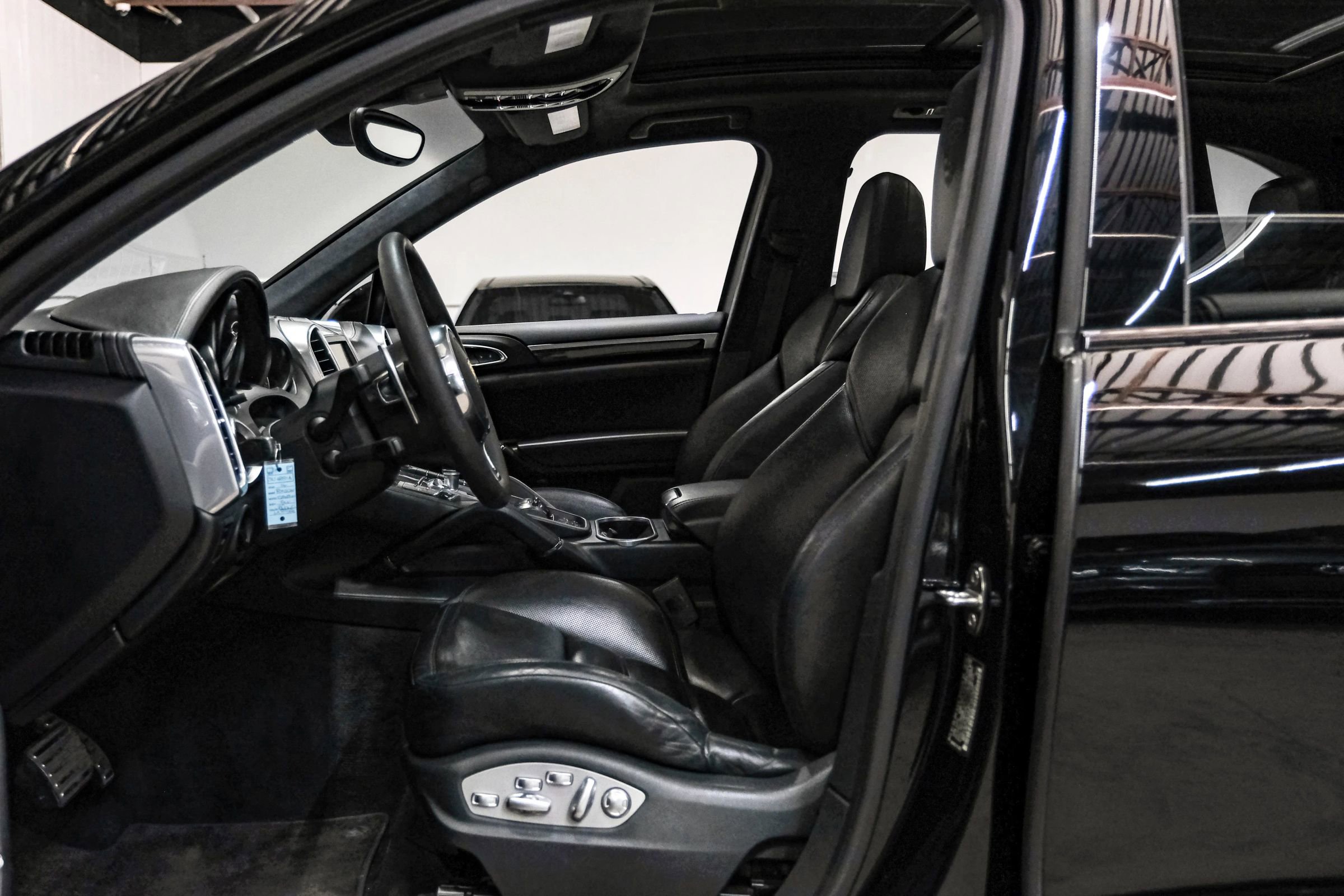 Used 2014 Porsche Cayenne Turbo S AWD/4WD image 4