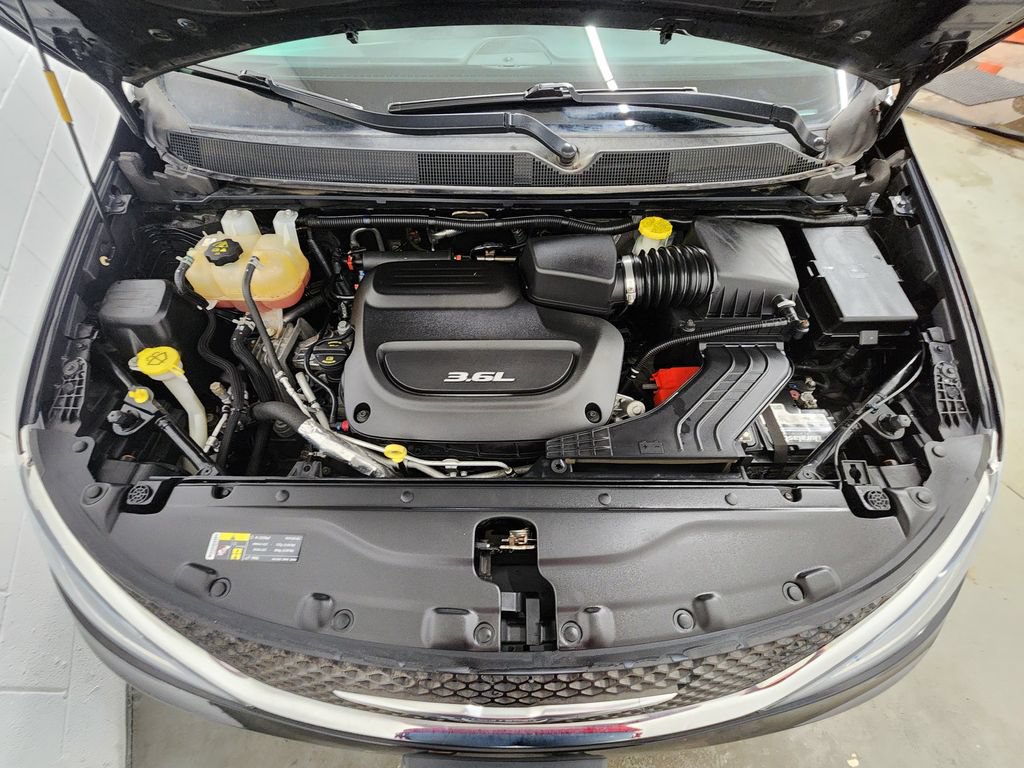 Used 2017 Chrysler Pacifica Touring-L FWD image 35