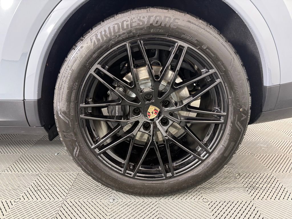 Certified 2025 Porsche Cayenne Coupe image 12