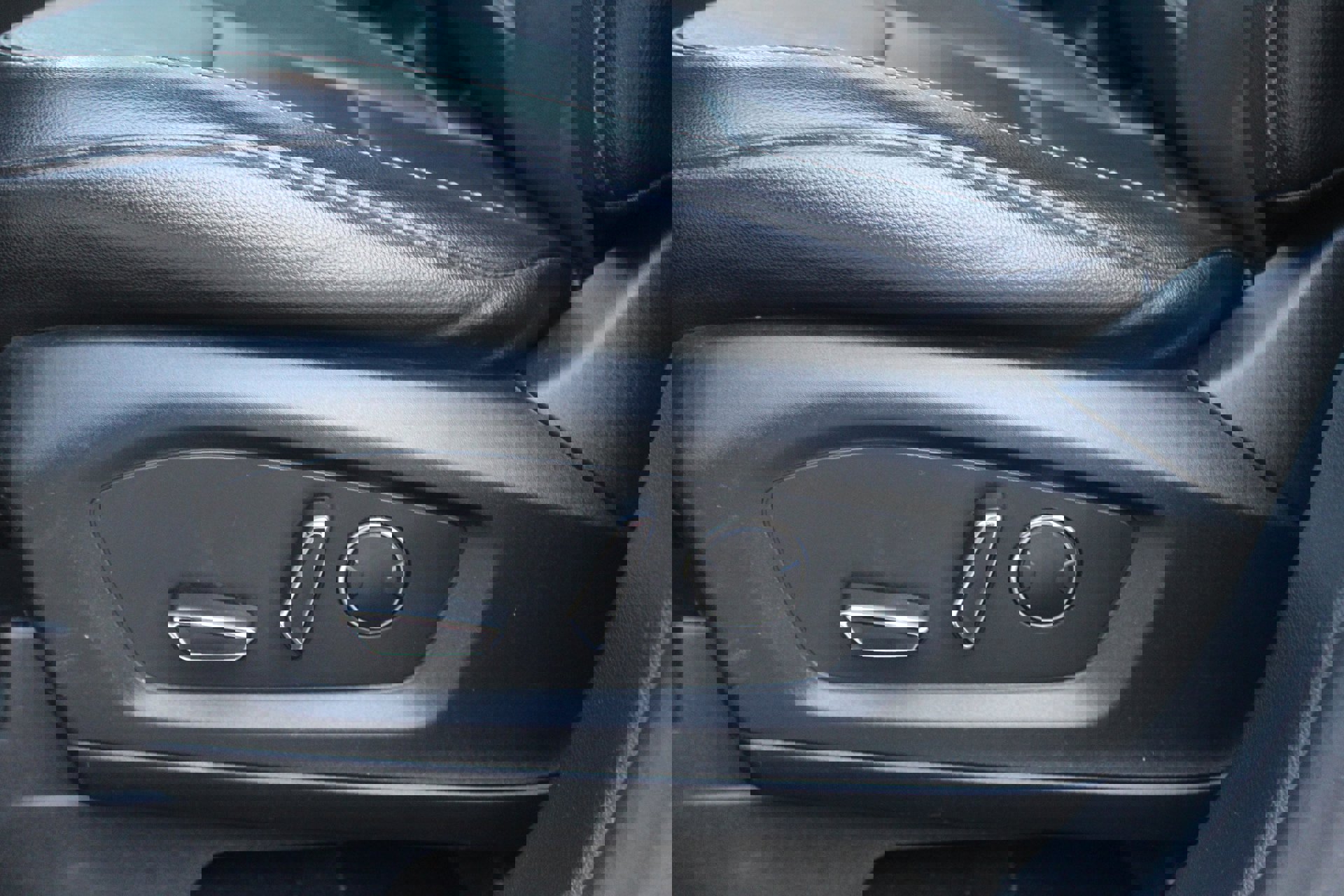 Used 2020 Ford Explorer Limited image 39