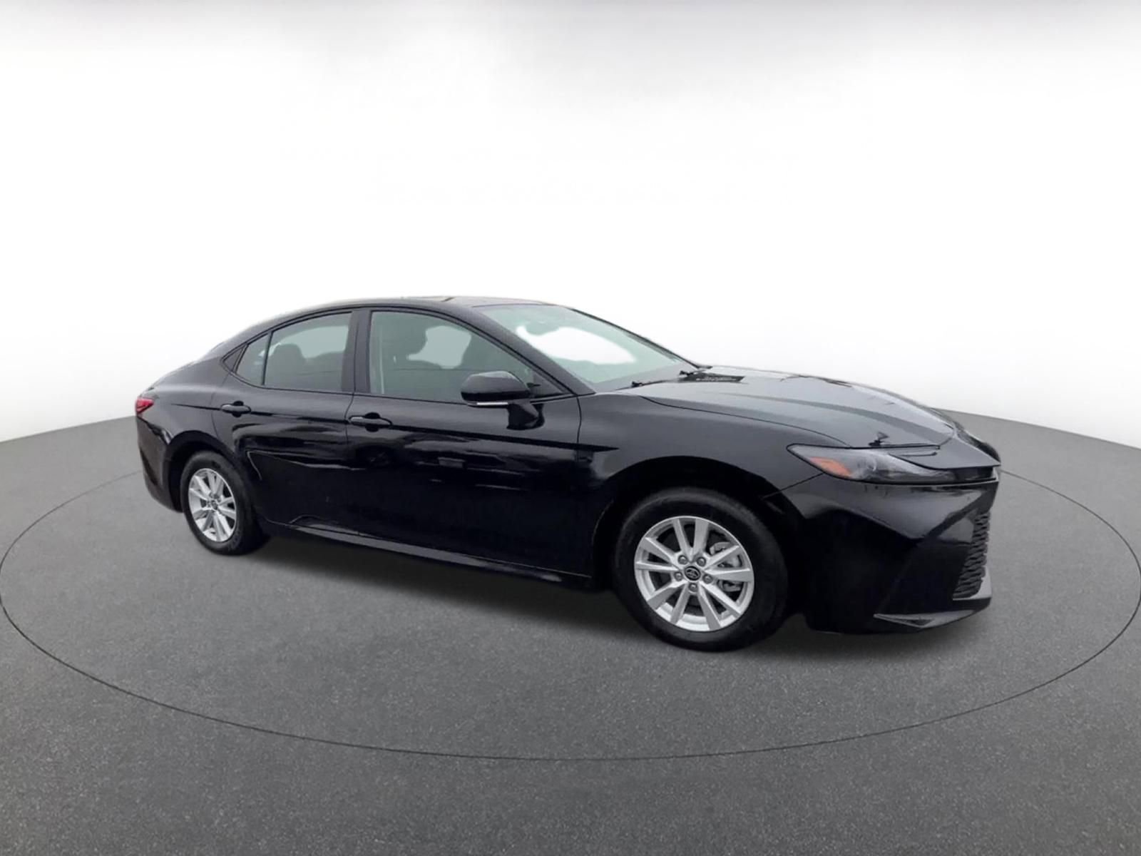 Used 2025 Toyota Camry LE image 2